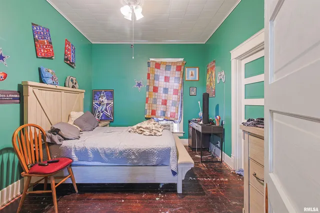 $55,000 | 827 West Raymond Street, Harrisburg, IL 62946