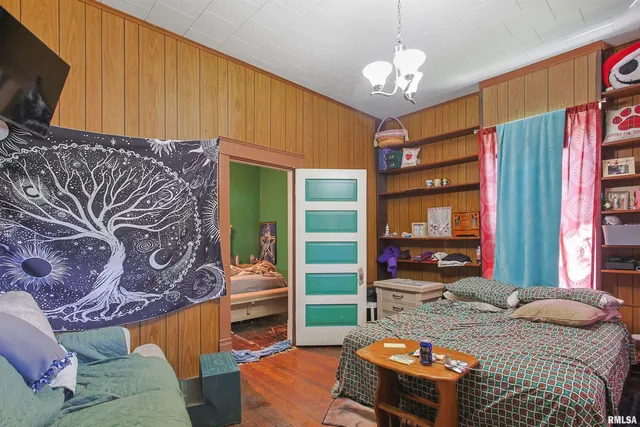 $55,000 | 827 West Raymond Street, Harrisburg, IL 62946