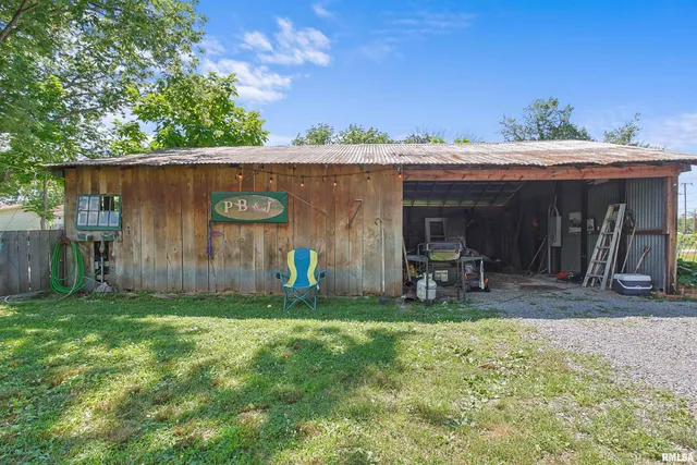 $55,000 | 827 West Raymond Street, Harrisburg, IL 62946