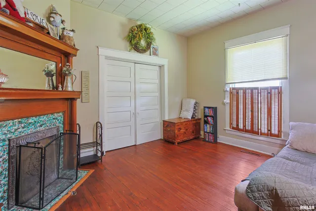 $55,000 | 827 West Raymond Street, Harrisburg, IL 62946