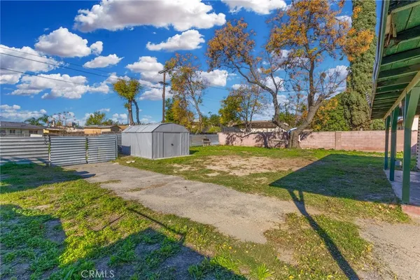 a view of a backyard