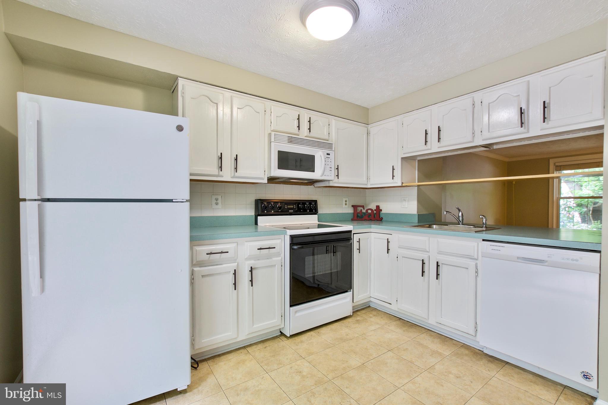 1933 Belmont Ridge Court Reston, VA 20191 - Photo 8 of 32 Tons of Counter Space!
