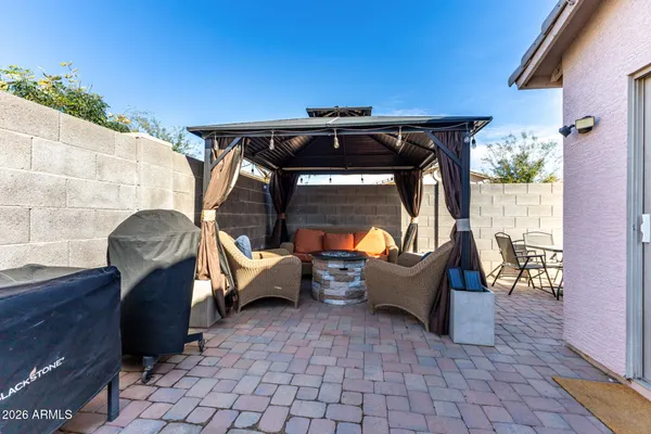 a view of entryway with seating space