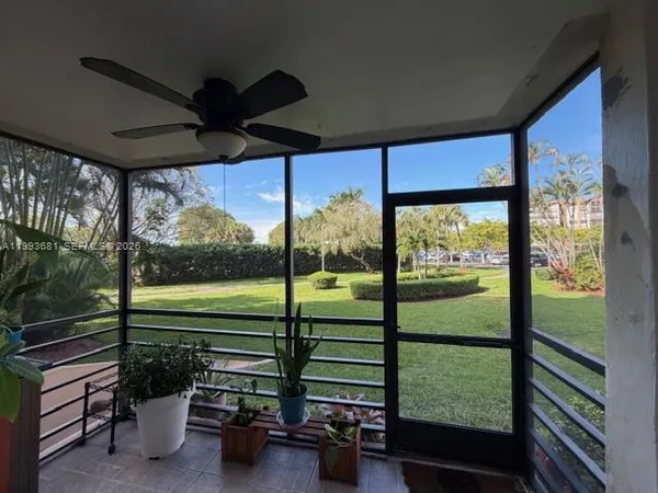 $1,800 | 1100 St Charles Place, Unit L6, Pembroke Pines, FL 33026