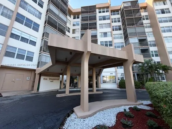 $1,800 | 1100 St Charles Place, Unit L6, Pembroke Pines, FL 33026