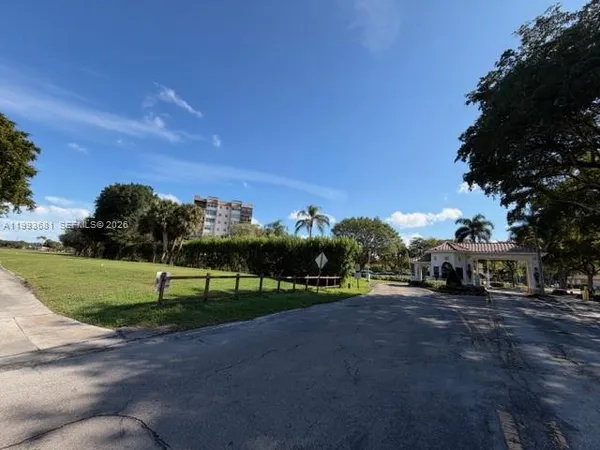 $1,800 | 1100 St Charles Place, Unit L6, Pembroke Pines, FL 33026
