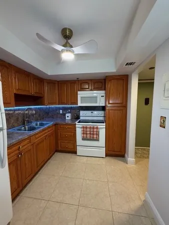 $1,800 | 1100 St Charles Place, Unit L6, Pembroke Pines, FL 33026