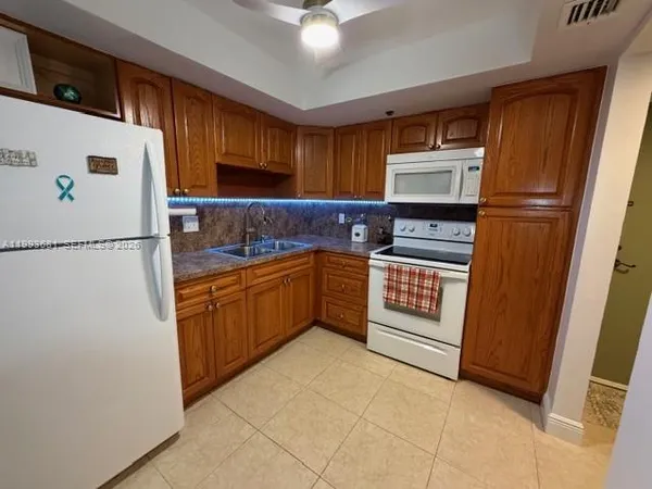 $1,800 | 1100 St Charles Place, Unit L6, Pembroke Pines, FL 33026