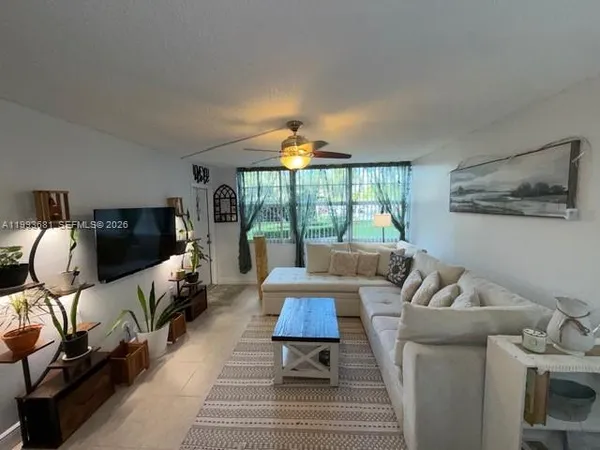 $1,800 | 1100 St Charles Place, Unit L6, Pembroke Pines, FL 33026