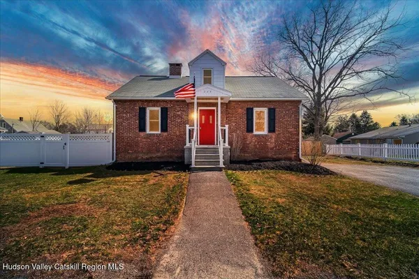 $359,000 | 229 Bayard Street, Port Ewen, NY 12466