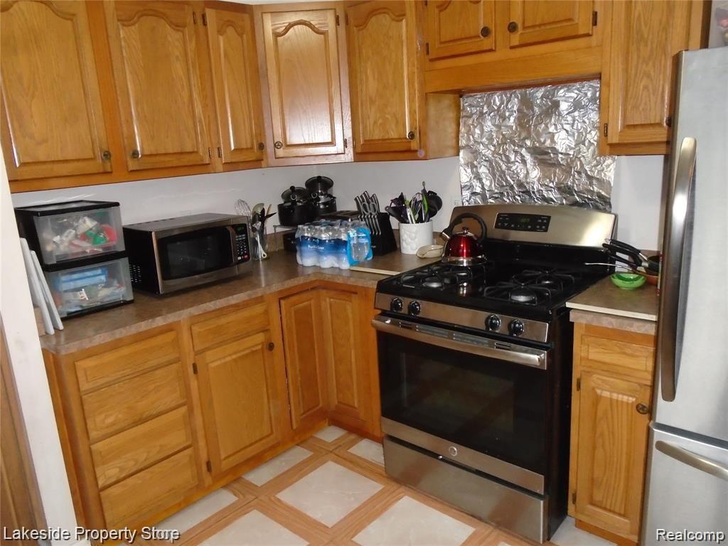 15542 Charles R Avenue Eastpointe, MI 48021 - Photo 8 of 10