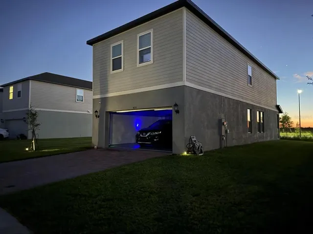 a black and white photo of a building