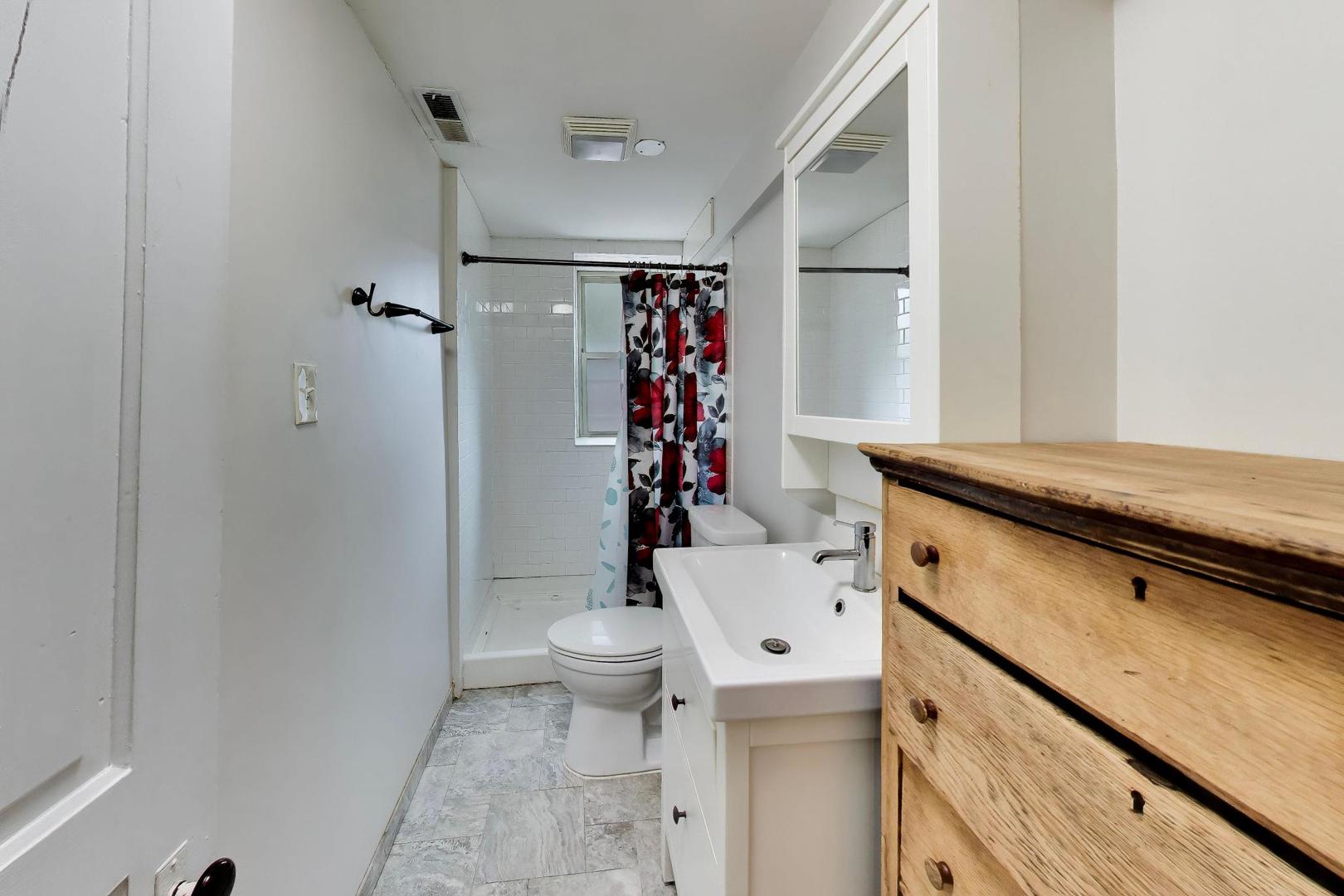 2701 West Haddon Avenue Chicago, IL 60622 - Photo 20 of 22 a bathroom with a sink toilet and shower