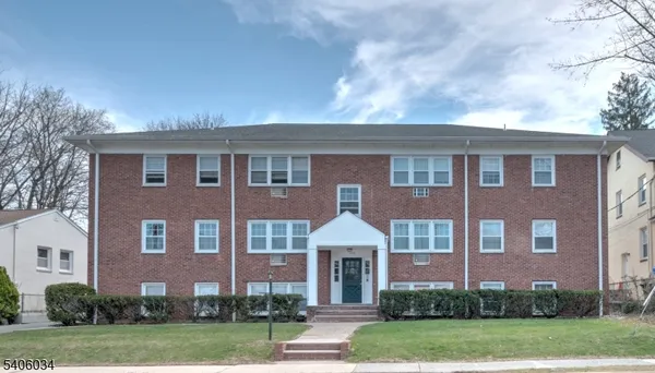 $1,900 | 138 Roseland Avenue, Unit 4, Caldwell, NJ 07006