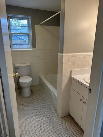$1,900 | 138 Roseland Avenue, Unit 4, Caldwell, NJ 07006
