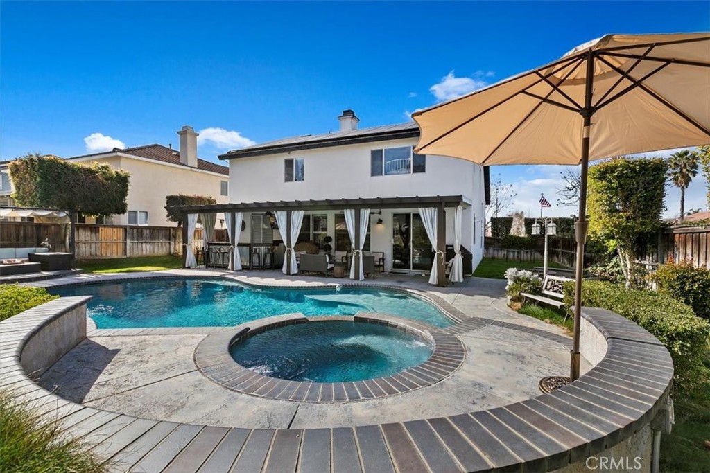 8402 Lindenhurst Street Riverside, CA 92508 - Photo 38 of 52 Built In Seating Surrounding Jacuzzi