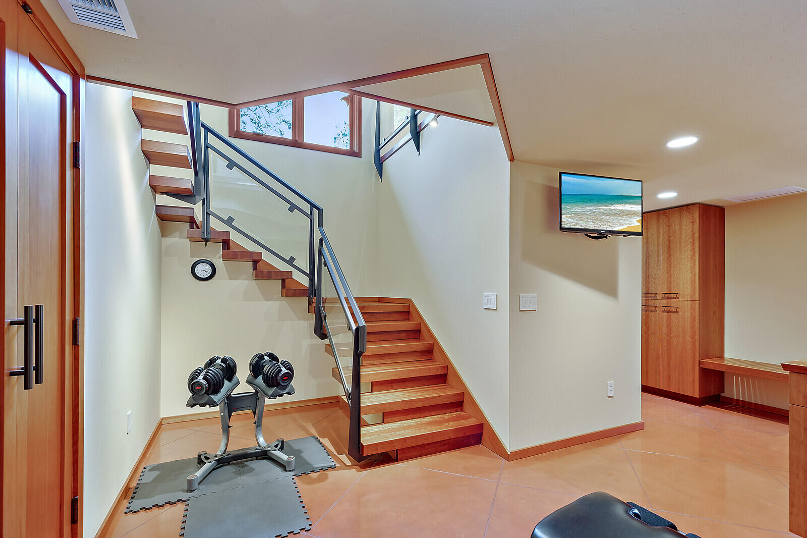 4922 Pioneer Road Medford, OR 97501 - Photo 38 of 70 Downstairs landing area