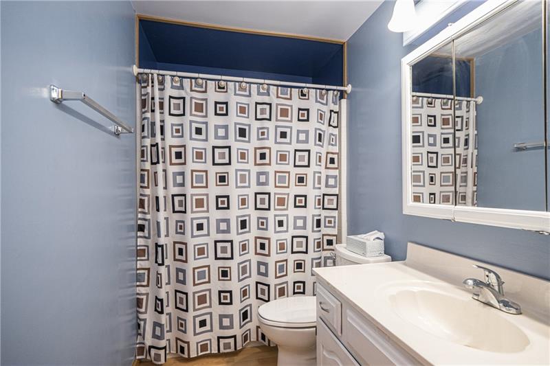 133 Old Ridge Road Coraopolis, PA 15108 - Photo 10 of 23 The full bath offers a tub/shower combination and large vanity area.