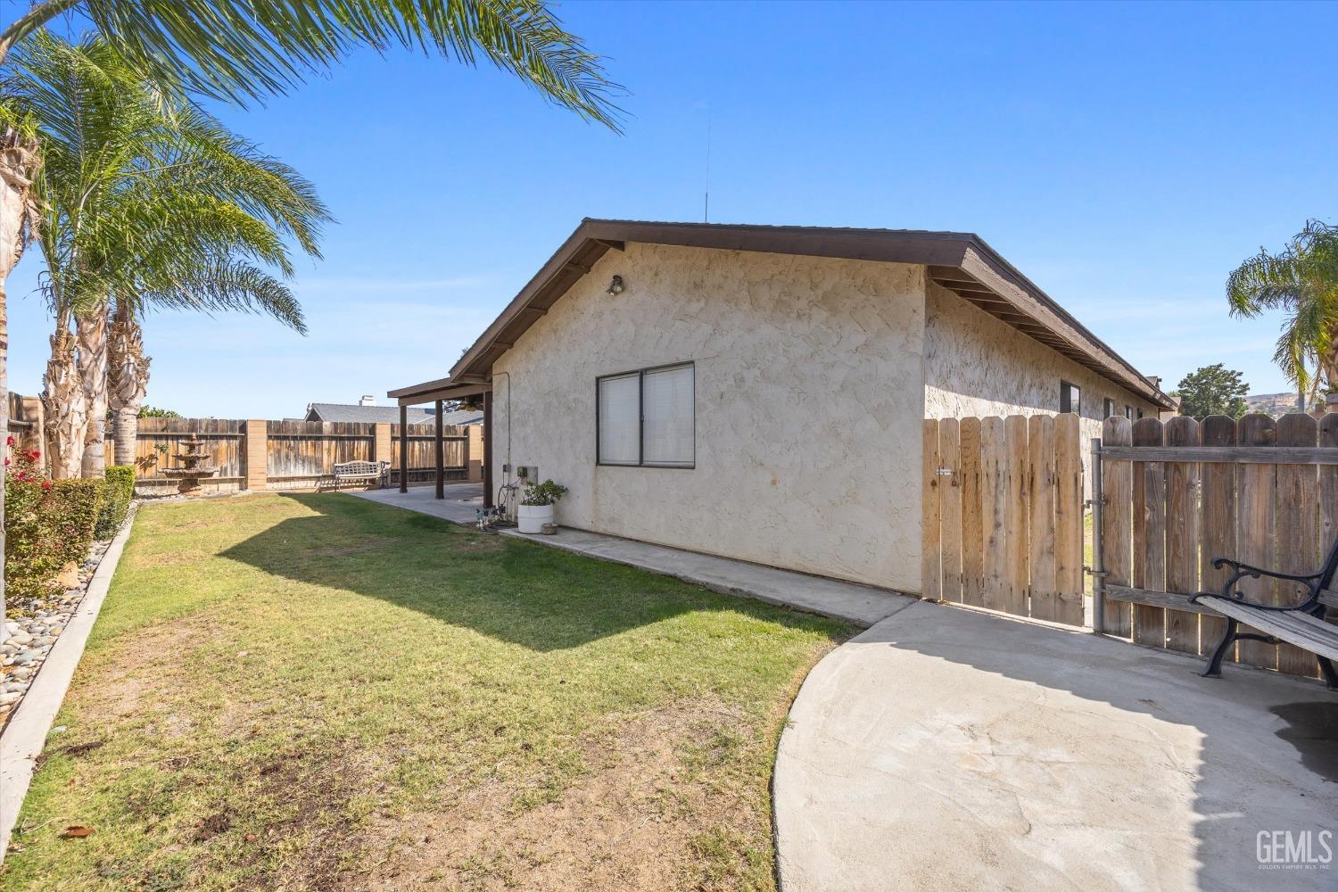 Undisclosed Address Taft, CA 93268 - Photo 35 of 36 a backyard of a house