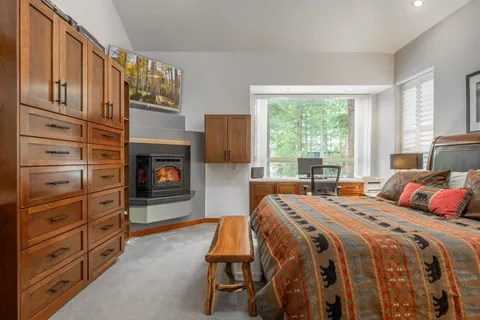 $1,879,000 | 244 Ridge Way, Mammoth Lakes, CA 93546