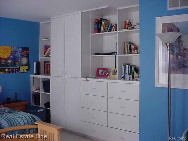35767 Fredericksburg Road Farmington, MI 48331 - Photo 17 of 18 Built-Ins