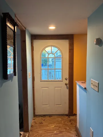 a view of empty room with window