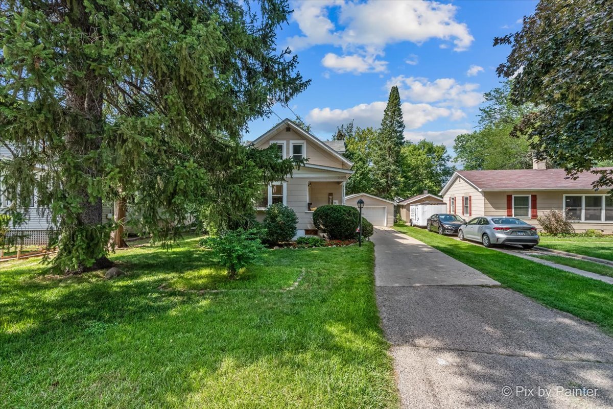 302 Circle Road Fox River Grove, IL 60021 - Photo 23 of 35 a front view of a house with garden