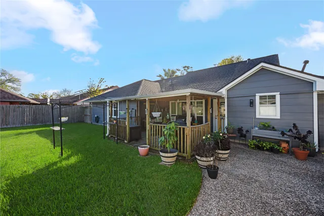 a view of a house with backyard and porch
