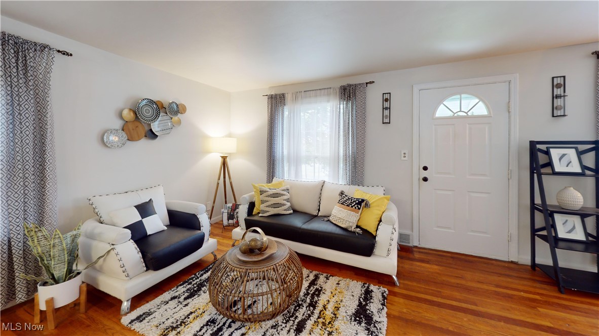 4531 Laurel Road Cleveland, OH 44121 - Photo 3 of 49