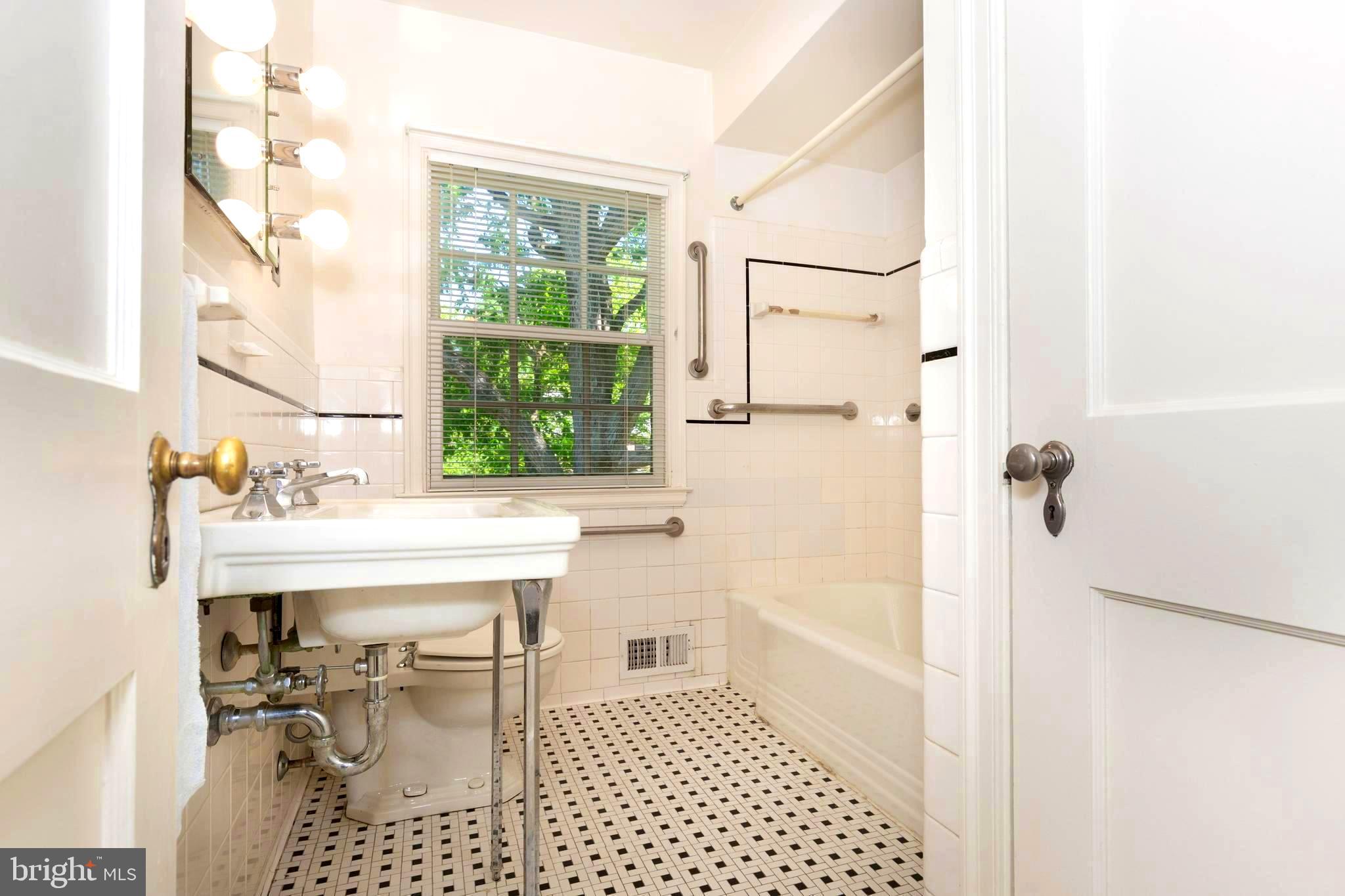 323 Broadmoor Road Baltimore, MD 21212 - Photo 20 of 40 Upstairs bath features tub with shower.