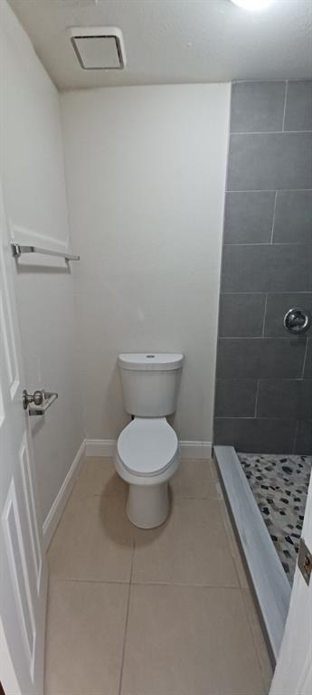 519 Southwest Sara Boulevard Port St. Lucie, FL 34953 - Photo 3 of 18 a bathroom with a toilet and a tub