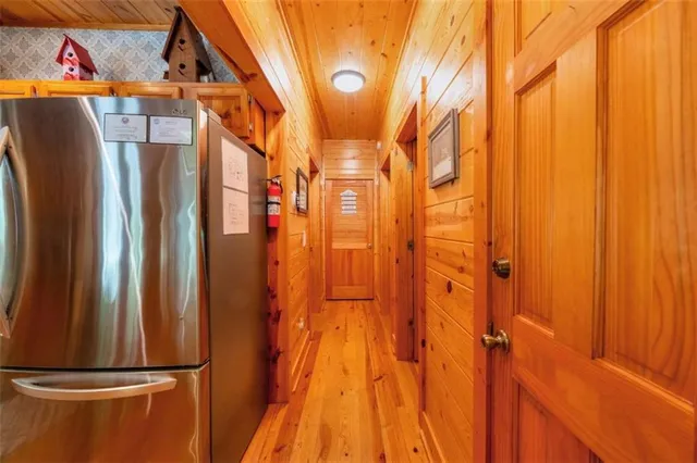 a view of walk in entryway