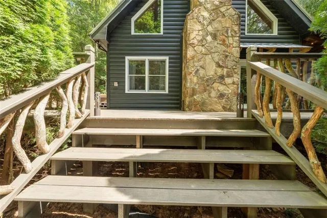 a view of entryway in front of house