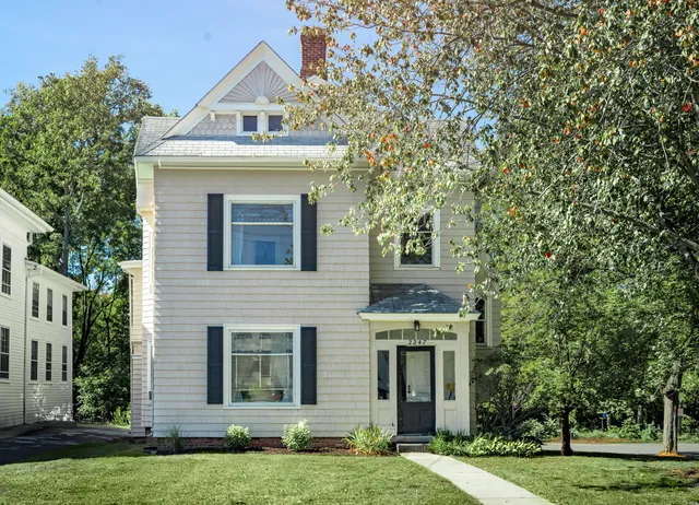 $1,600 | 2247 Main Street, Unit 2, Glastonbury, CT 06033