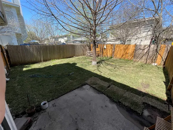 a view of backyard of the house
