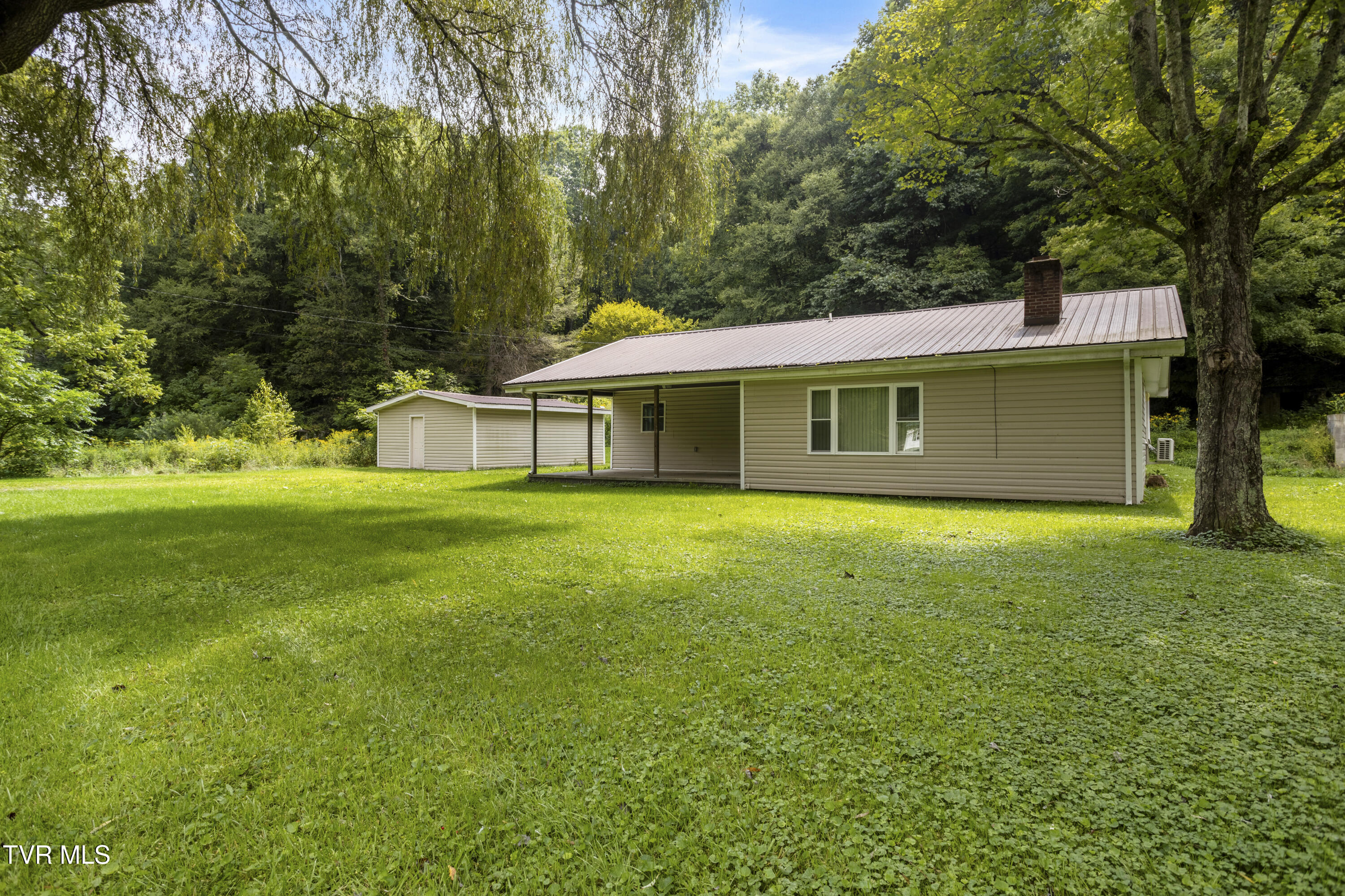332 Currin Valley Road Marion, VA 24354 - Photo 4 of 35 177A1658-HDR