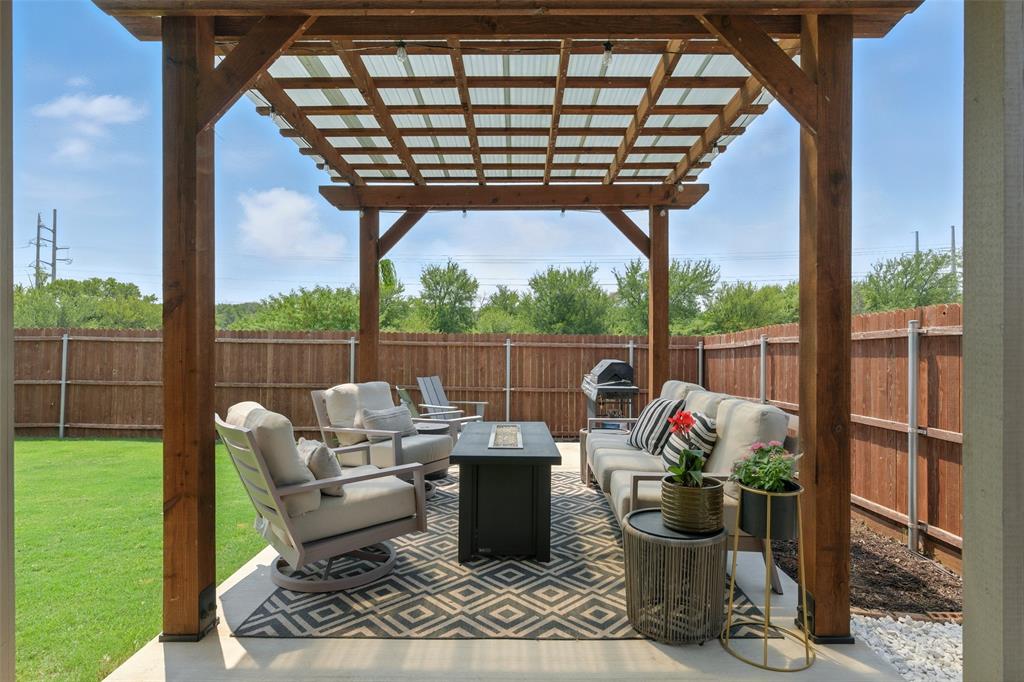 712 Finchley Drive Fort Worth, TX 76247 - Photo 4 of 37 a view of sitting area with furniture