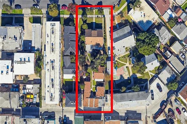 a city street filled with lots of traffic and tall building