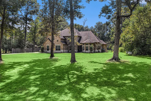 a view of a house with a backyard