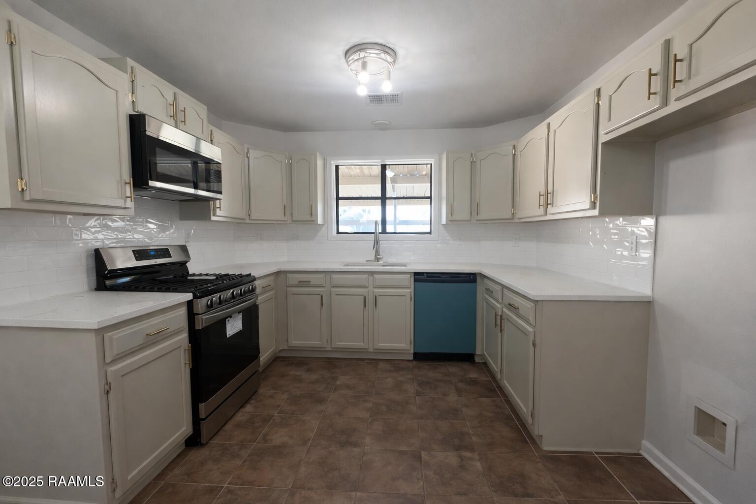 100 Kerry Street Baldwin, LA 70514 - Photo 10 of 28 17