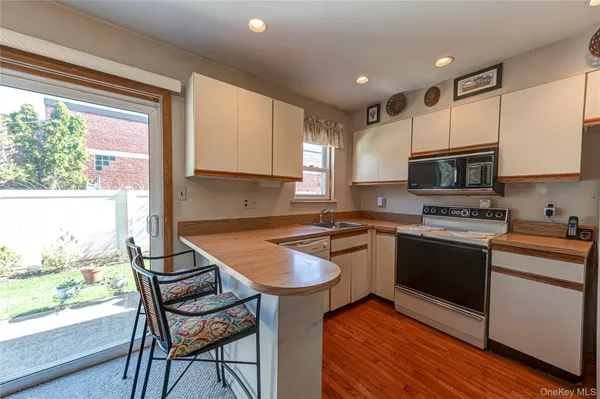 $525,000 | 195 North Centre Avenue, Unit 25, Rockville Centre, NY 11570