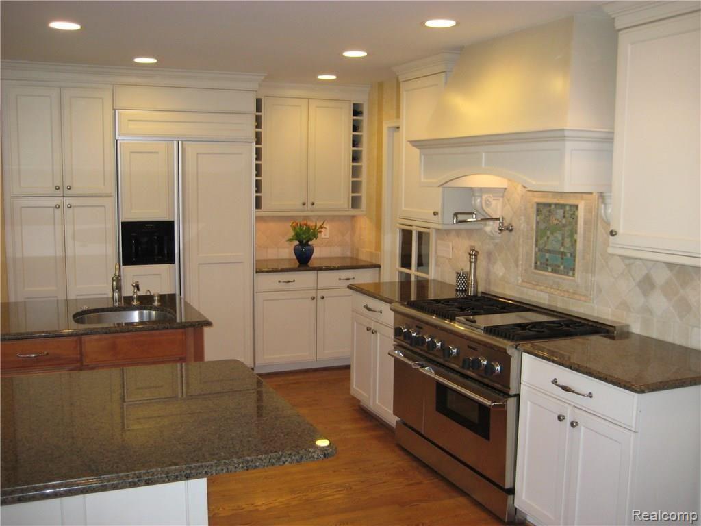 1045 Yorkshire Road Grosse Pointe, MI 48230 - Photo 4 of 22 IMG_9209.JPG