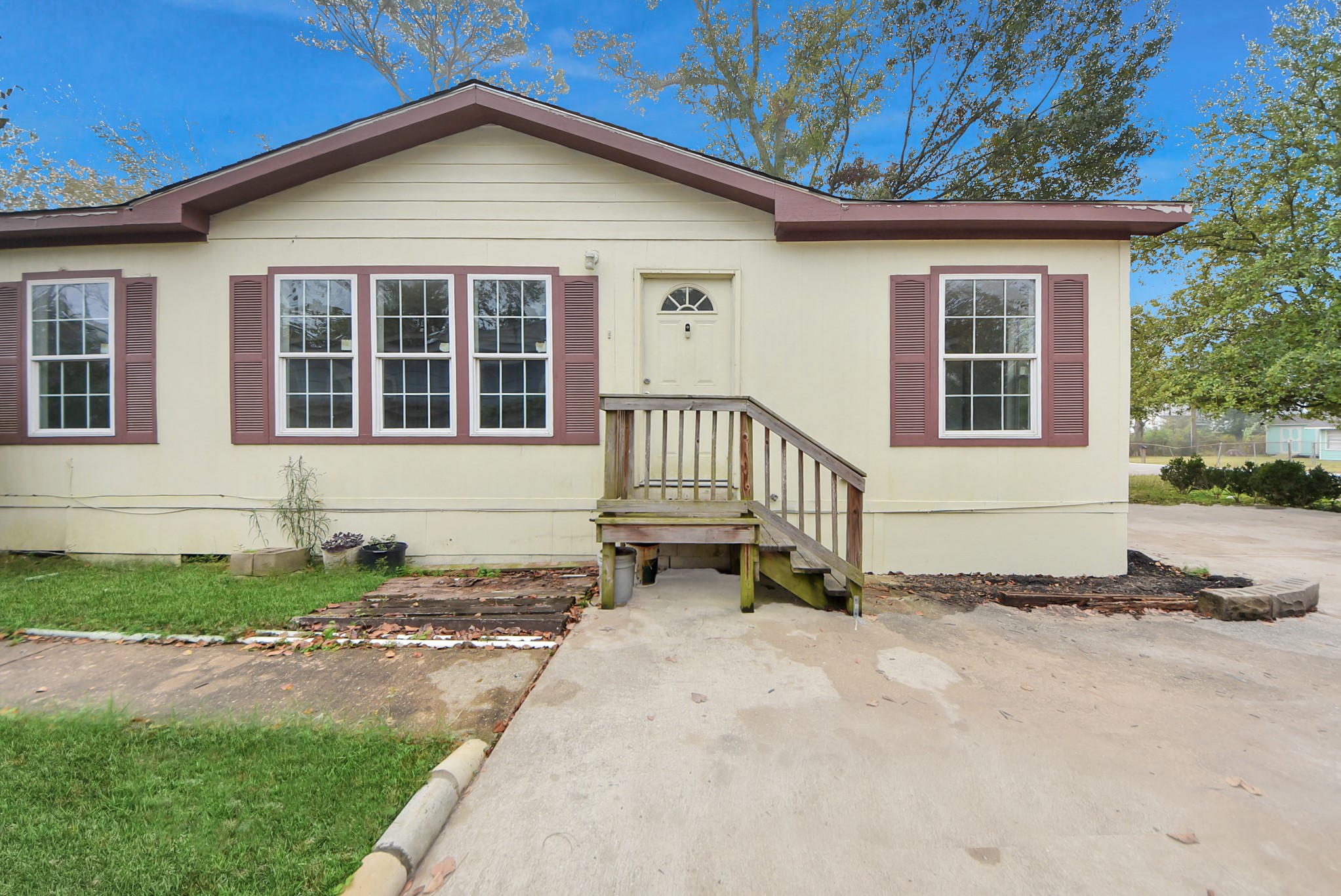 6526 Carver Road, Unit A Houston, TX 77091 - Photo 30 of 31 a front view of a house with a yard