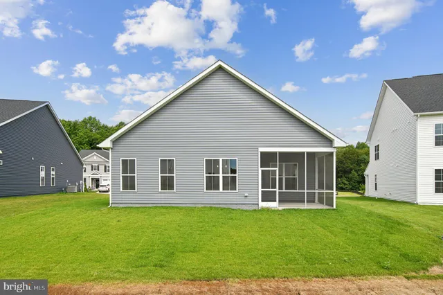 a view of a house with backyard