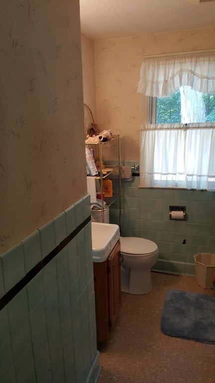 34 Eleanor Road Springfield, MA 01108 - Photo 8 of 24