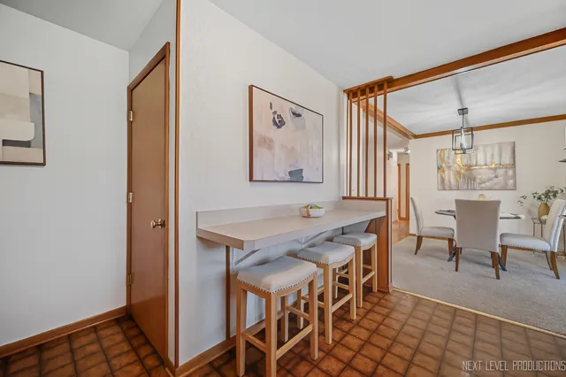 $329,900 | 906 Carol Avenue, Elgin, IL 60123