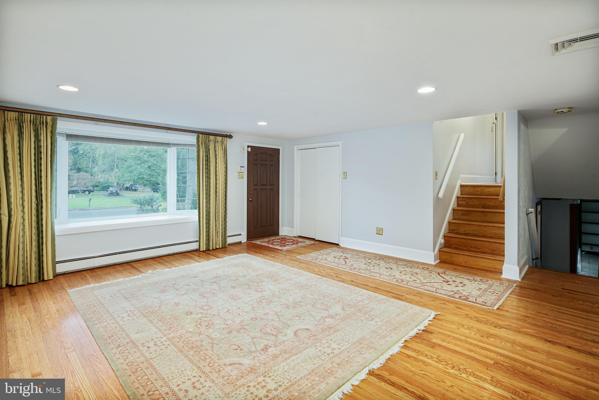 668 Beverly Road Holland, PA 18966 - Photo 4 of 34 Living Room
