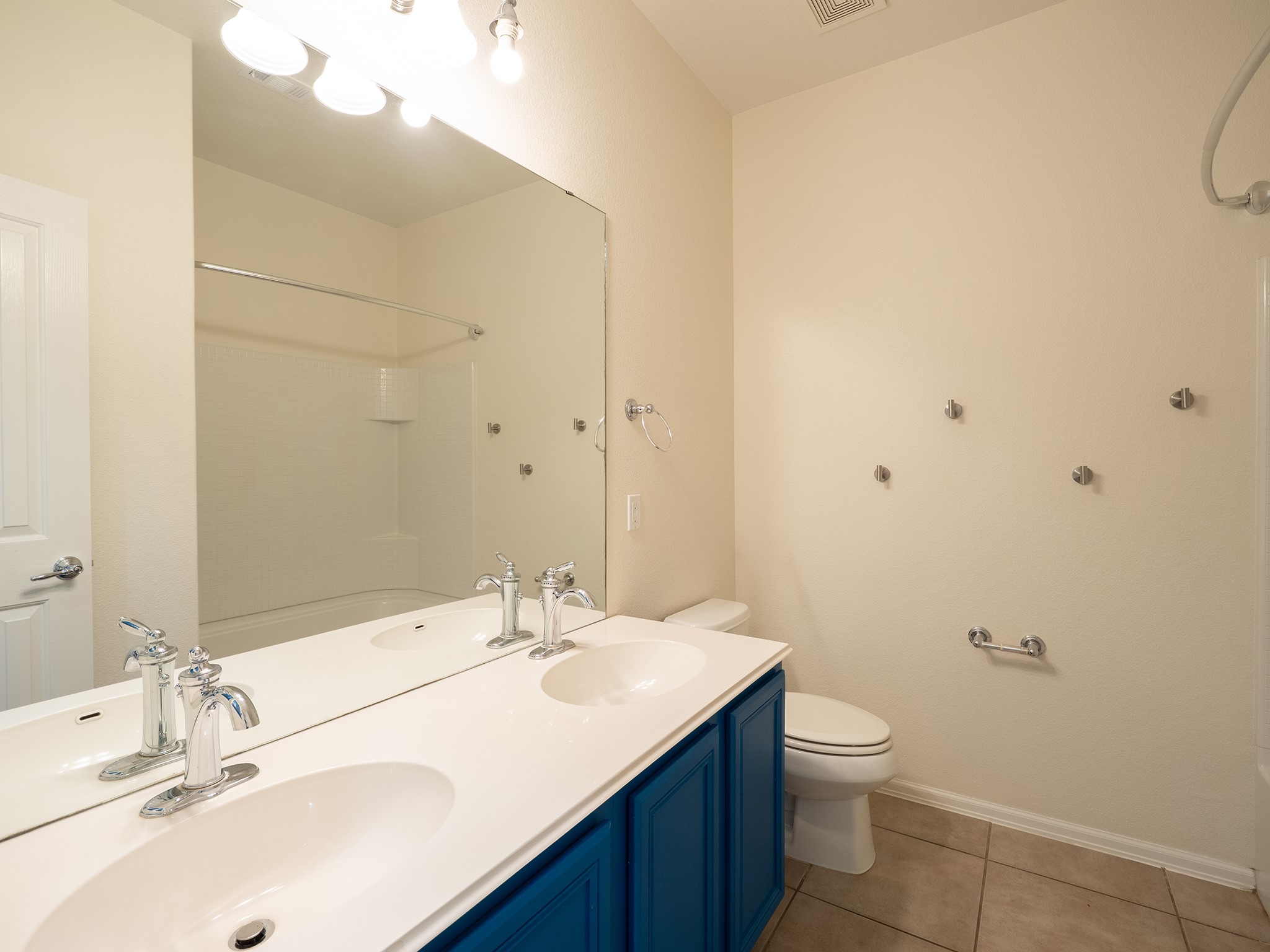 572 Big Meadow Road Austin, TX 78737 - Photo 22 of 32 Double vanity and a full bath combine convenience and function in this bright space.