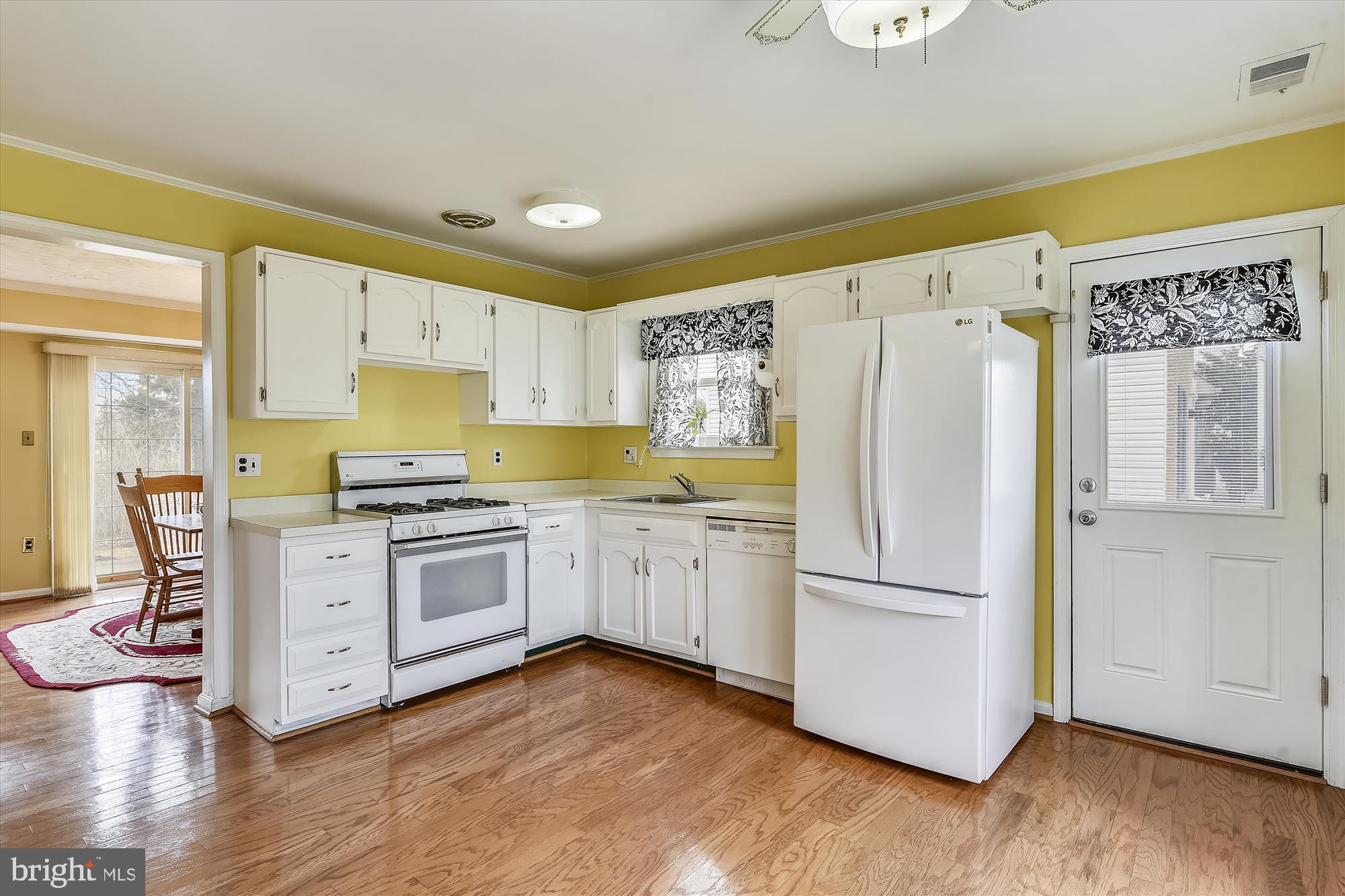 8546 Stonewall Road Manassas, VA 20110 - Photo 13 of 32 Kitchen
