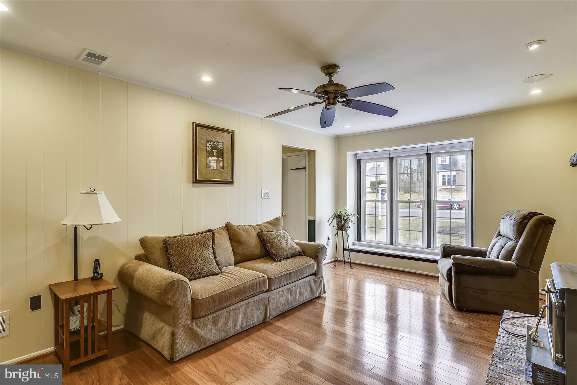 8546 Stonewall Road Manassas, VA 20110 - Photo 3 of 32 Brightly Lit Living Room